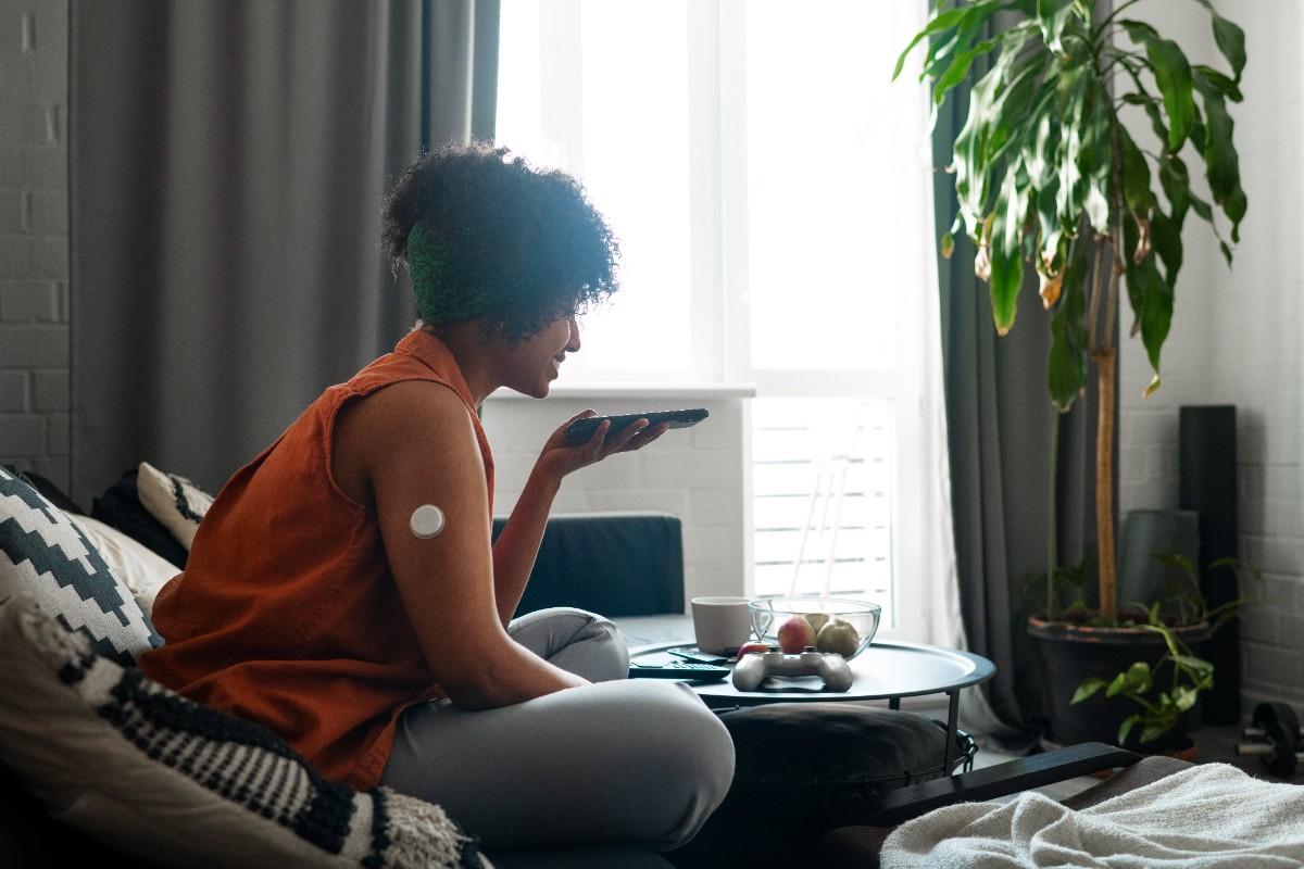 diabetic-woman-wearing-glucose-patch-sensor (1)