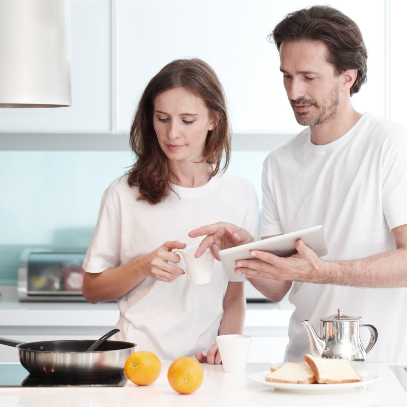 couple-cooking-breakfast (1)